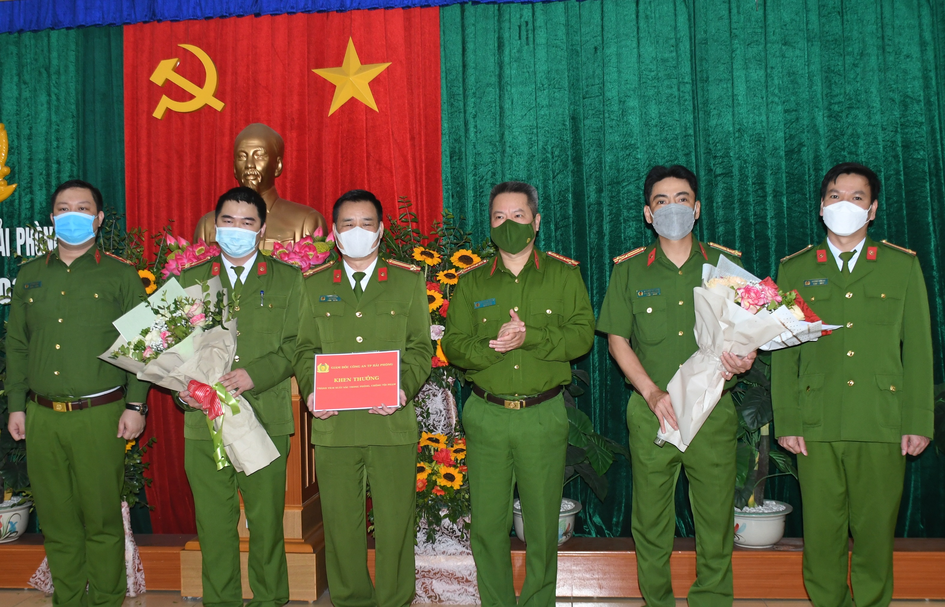 Khen thưởng Phòng Cảnh sát kinh tế phát hiện 3 vụ vận chuyển, mua bán thuốc liên quan đến điều trị Covid-19 không rõ nguồn gốc